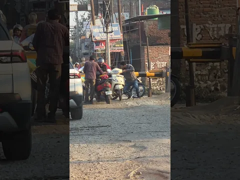 स्कूटी वाला बाल-बाल बच गया। ट्रेन आ गई थी #train #gurmeetharyana #viral