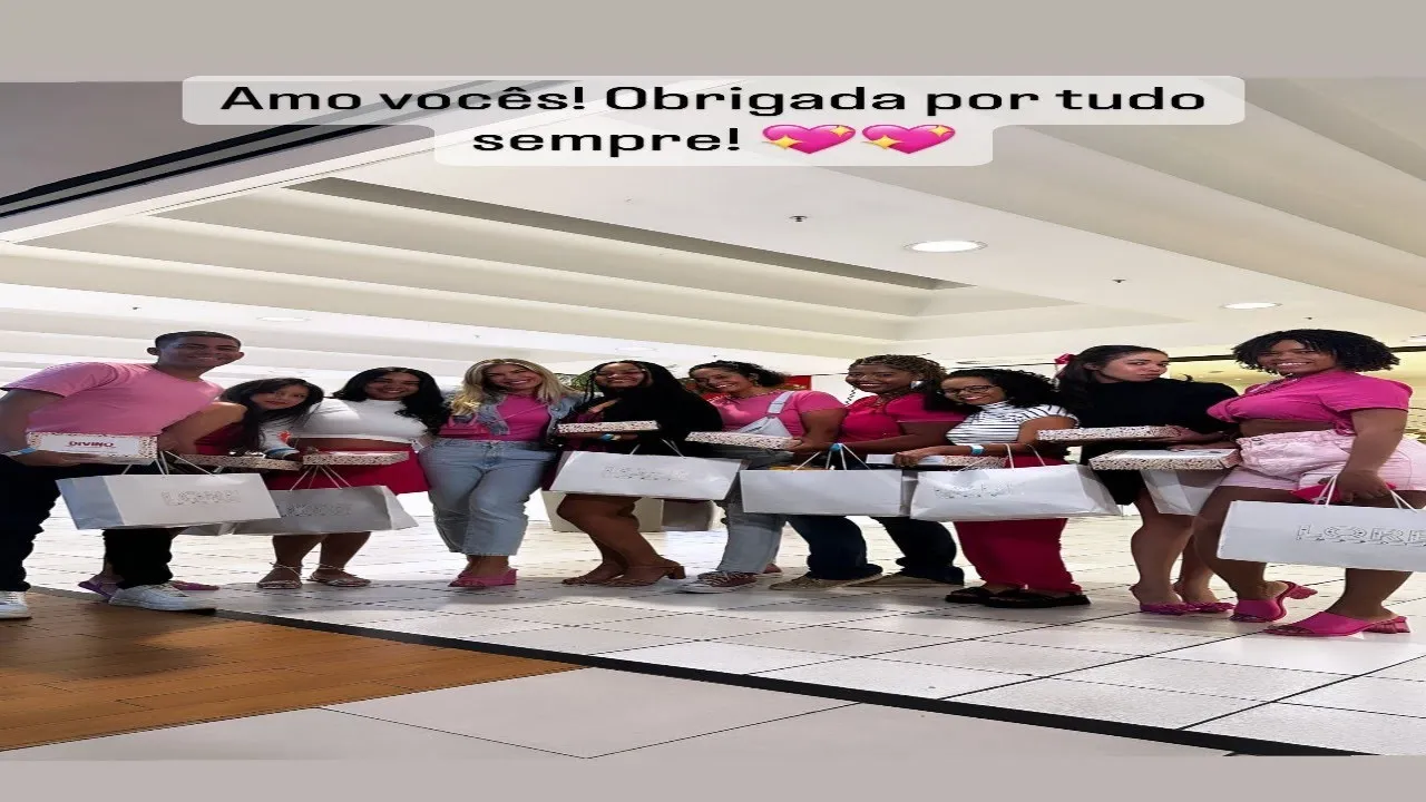 Lore Improta Cinema com os Fãs comemorando o dia dos #Lorenaticos