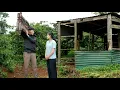Download Lagu Vriendelijke man geeft dakloos meisje een oud huis - het leven begint weer vanaf nul.