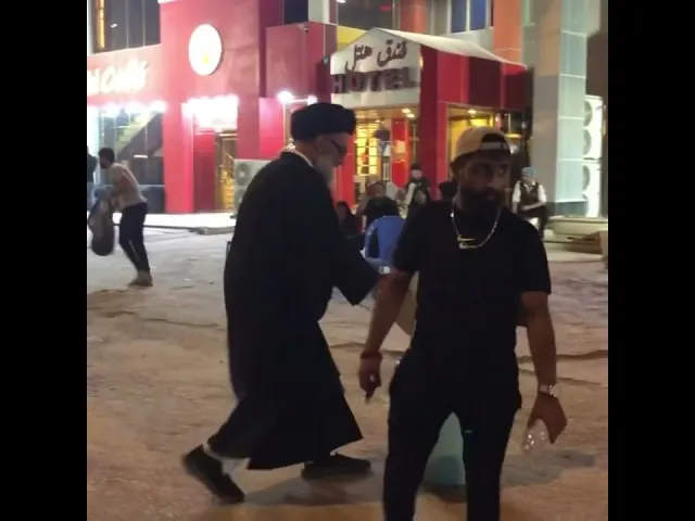 ⁣شاهد اساتذة البحث الخارج في خدمة زوار الاربعينية ..