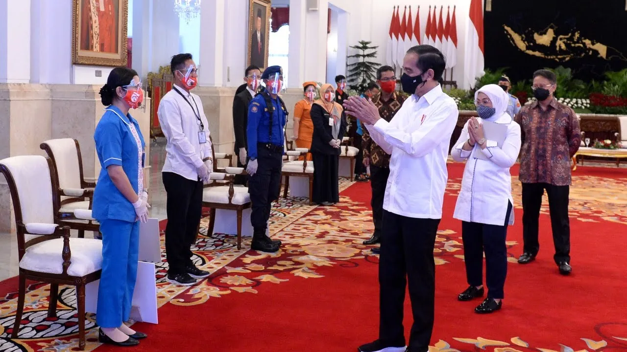BOGOR, KOMPAS.TV - Presiden Joko Widodo mengunjungi kantor pos di Kota Bogor, Rabu (13/5/2020). Keda. 