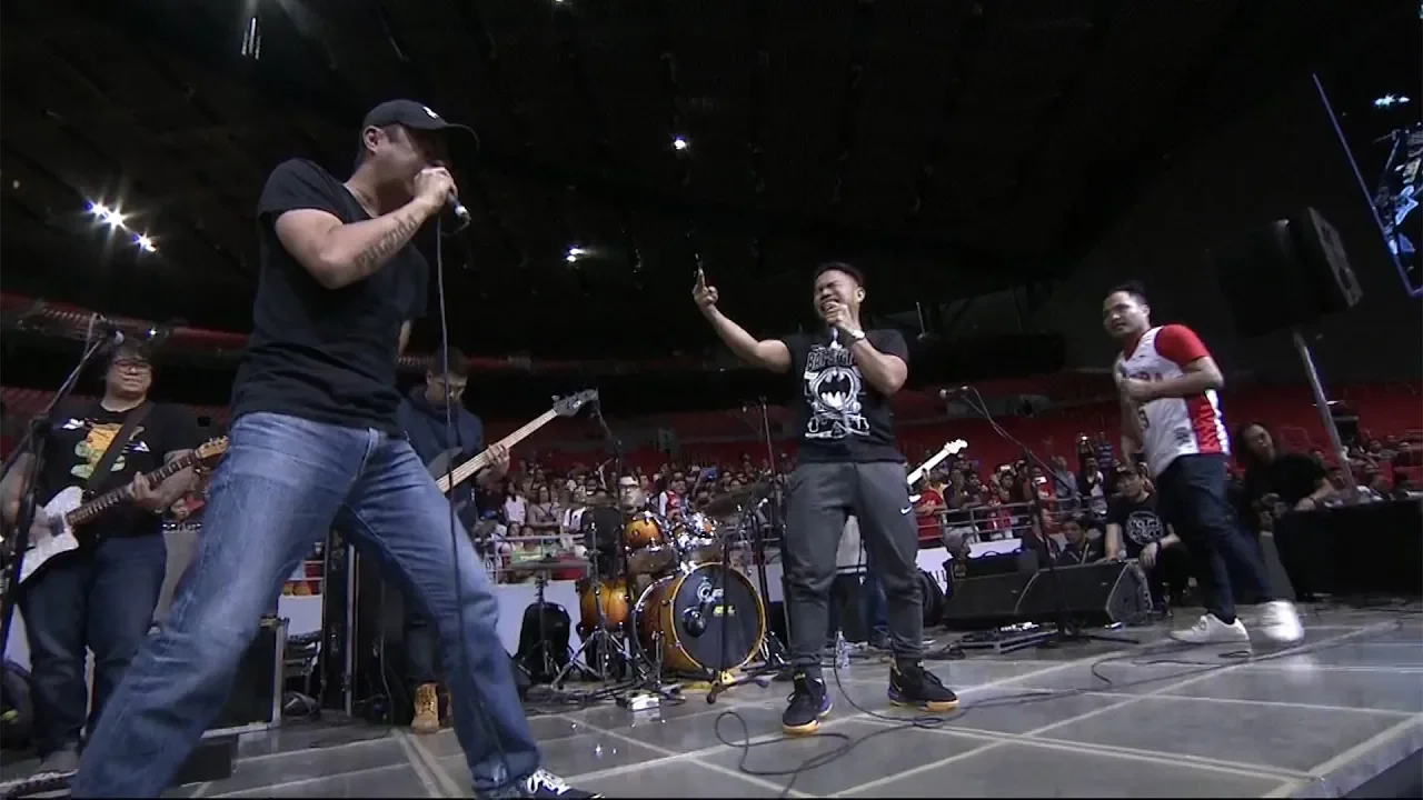 Parokya ni Edgar performs Bagsakan with two lucky fans!