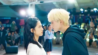 طالب ذكي جدا بيتعرض للتـنـمر لكن بتعجب بيه بنت بسيطه وبتتغير حياته ملخص كامل 