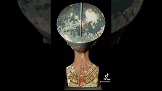 شاهد تفاصيل تمثال رأس الملكة نفرتيتي 