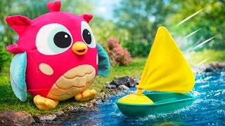 Совёнок Хоп Хоп играет с игрушечным корабликом