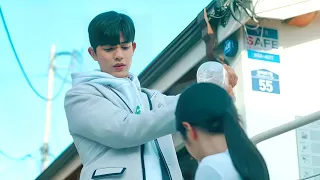 بنت بسيطه بتنتقل لمدرسه جديده وبتتعرض للـتنـمر ولكن بيدافع عنها اوسم شاب فالمدرسة وبيعجب بيها كامل 