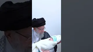 الابتسامة لم تفارق الطفل بعد الأذان والإقامة من سماحة السيد علي الخامنئي 