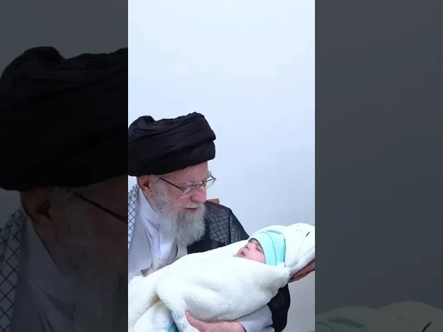 ⁣الابتسامة لم تفارق الطفل بعد الأذان والإقامة من سماحة السيد علي الخامنئي
