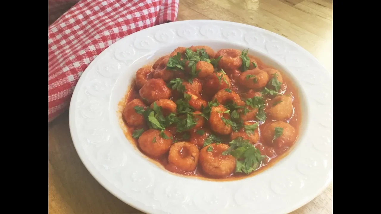 AMAZINGLY DELICIOUS FELLAH KOFTA RECIPE I Tiny bulgur bowls in tomato sauce I Vegetarian