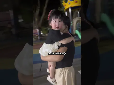 Phản ứng đáng yêu của cô bé khi nhận ra nhầm người lạ là mẹ ❤️