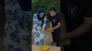 أكبر تغفيلة في تاريخ لعبة الحجرة والورقة والمقص                                            دندنها