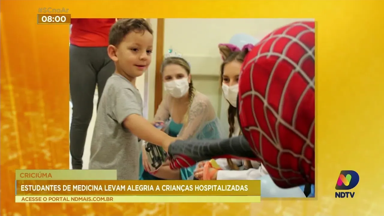 Grupo de jovens visitam hospitais, de Criciúma, para levar entretenimento às crianças internadas