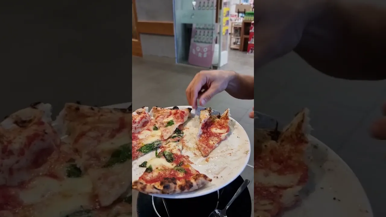 How to Eat Pizza Like a Neapolitan #shorts