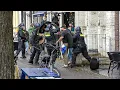 Download Lagu ME VLOERT DEMONSTRANT! - ME veegt Binnenstad leeg na UIT DE HAND GELOPEN Demonstratie in Den Haag!