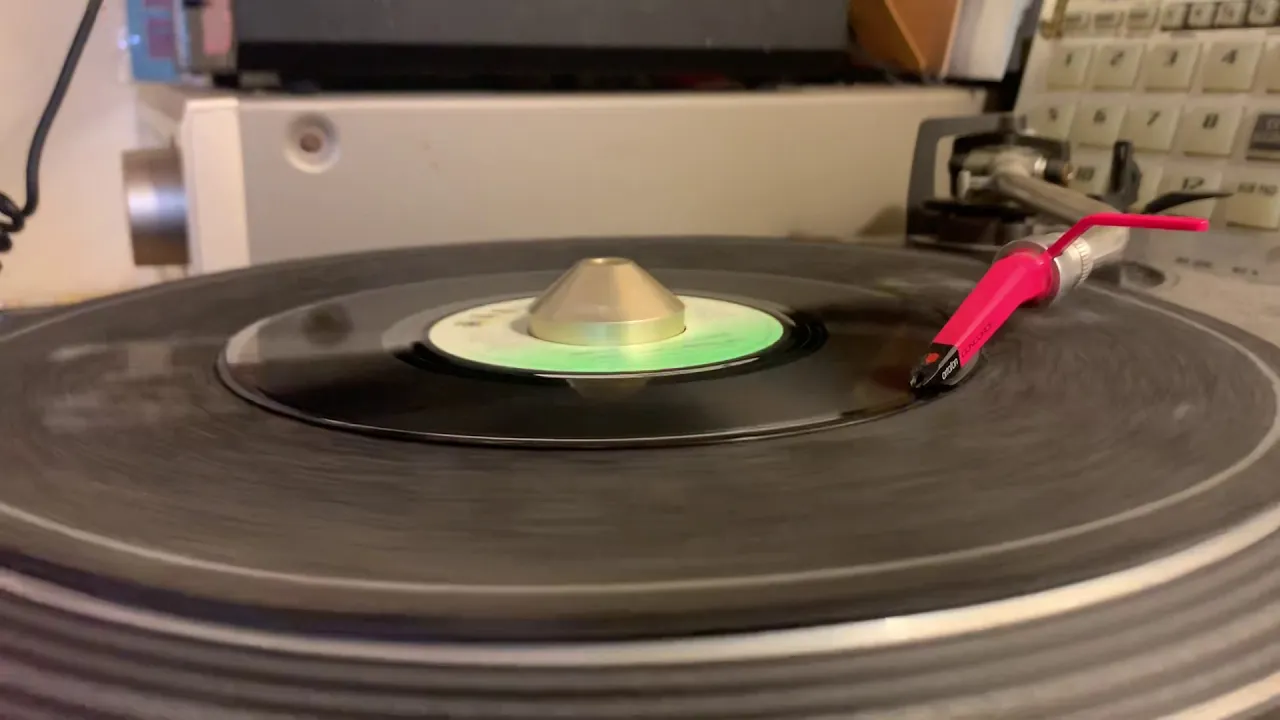 DANGER IN YOUR EYES/CHRISTOPHER ELLIS