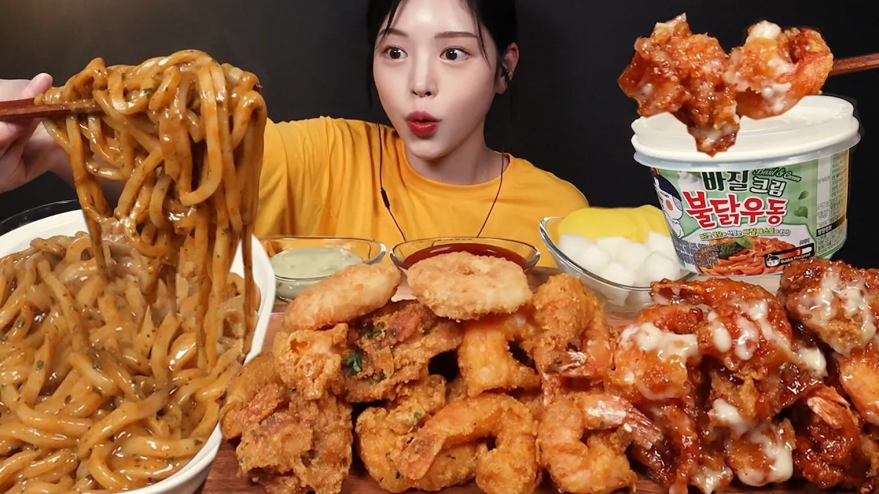 SUB)바삭촉촉 통새우 후라이드치킨 양념치킨에 바질크림불닭우동 먹방! 편의점 꿀조합 리얼사운드 Fried Shrimp Chicken & Buldak Udon Mukbang Asmr