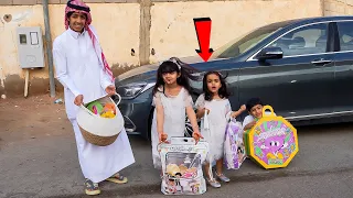 توزيعات العيد الاولاد يوزعون العيديات على اصحابهم  توزيعات العيد الاولاد يوزعون العيديات على اصحابهم