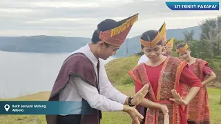 tortor batak arbab di 3 lokasi berbeda mahasiswa stt trinity parapat