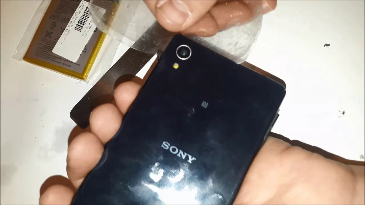 Buka Casing belakang sony xperia z dengan minyak kayu putih How to Open back Case Sony Xperia Z with. 