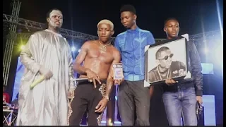 small doctor gives out phone u0026 n200 000 to a boy that drew him as he bow to present it to him