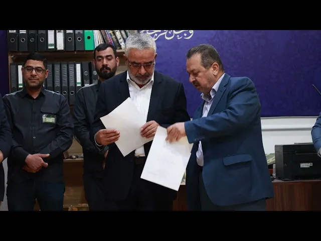 ⁣الكتائب والزخارف الذهبية لباب الساعة
