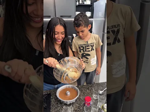Estela fez bolo de chocolate com calda!