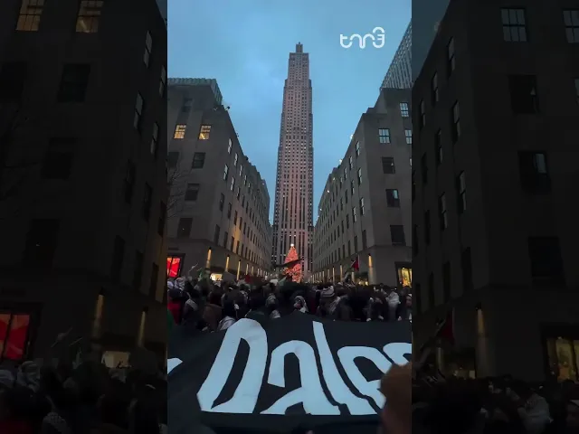 ⁣Thousands of New Yorkers marched at the Rockefeller Center on Christmas.