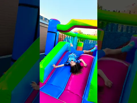 #videosinfantiles #cantajuegos #niño Leo jugando en castillo