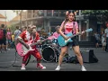 Download Lagu Monyet Viral Main Gitar di Alun-Alun Kota Rusia
