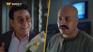 على باب العمارة عوض بيقوم بدوره كحارس عقار مصري أصيل 