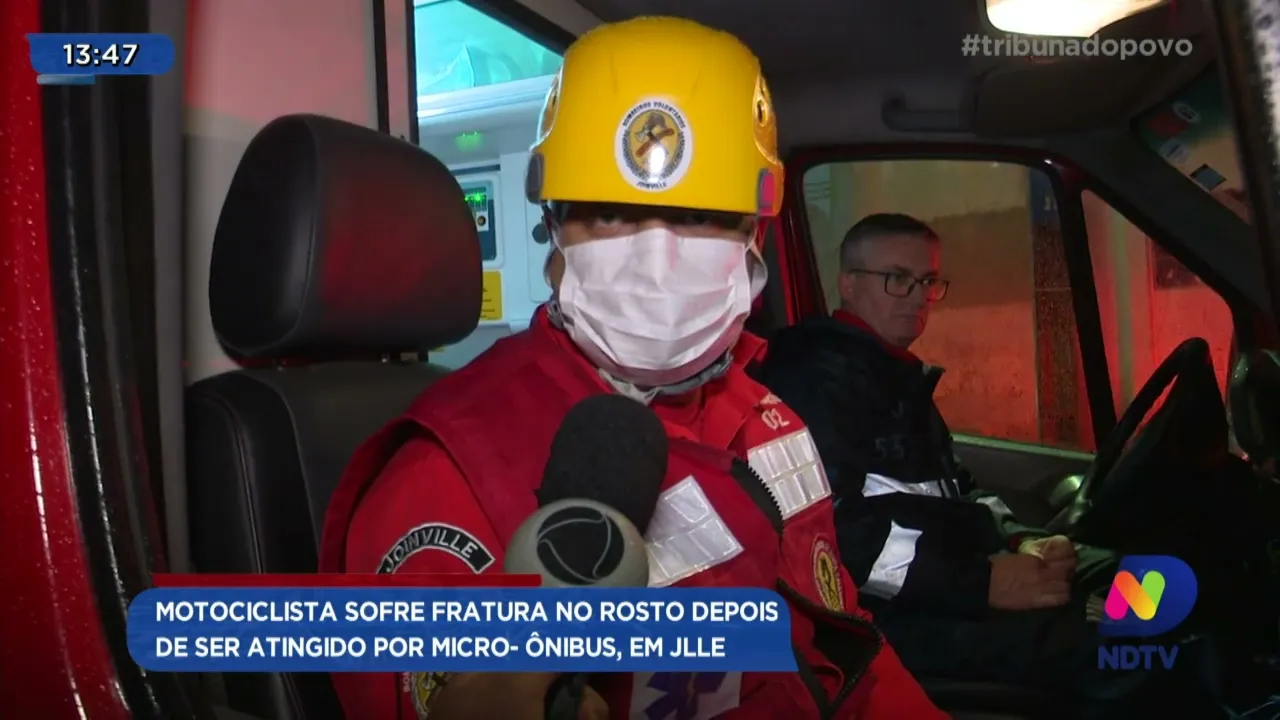 Motociclista sofre fratura no rosto depois de ser atingido por micro-ônibus, em Joinville