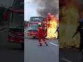 Download Lagu Terjadi insiden kebakaran dahsyat mobil bus warna merah (video buatan AI)