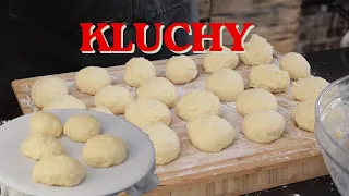 Kluchy ziemniaczano drożdżowe z sosem grzybowym i kotletem ze schabu /Oddaszfartucha