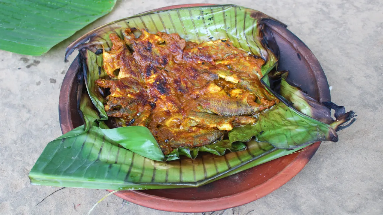Cooking and eating santali style FISH PATURI || Fish paturi recipe || tribe village cooking