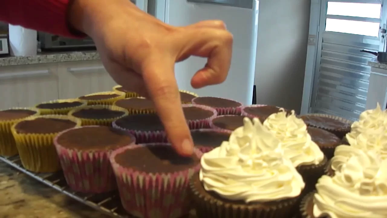 CONFEITANDO CUPCAKES. MANEIRA SIMPLES DE COBRIR