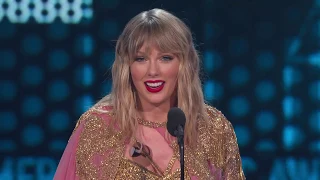 taylor swift wins the artist of the decade award i amas 2019