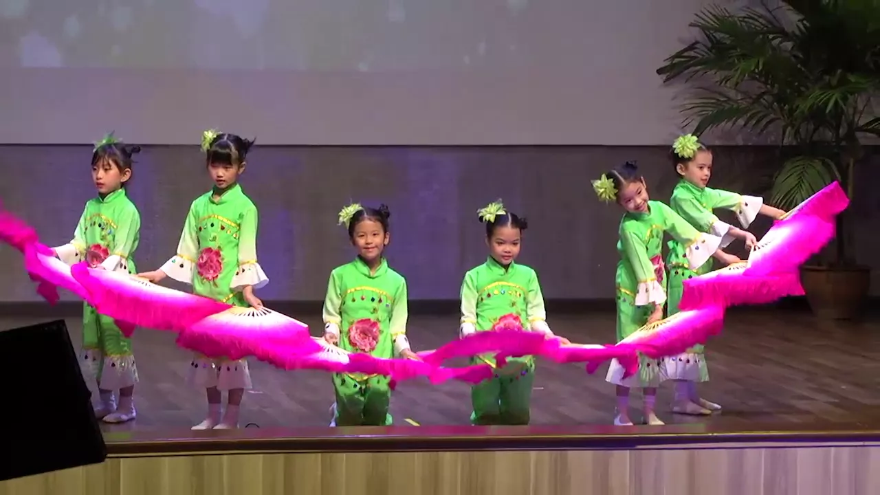 Chinese Fan Dance - Centerstage 2017 Chinese Fan Dance - Centerstage 2017