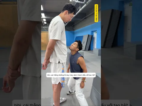 Anh trai tí hon thách thức người khổng lồ nổi điên