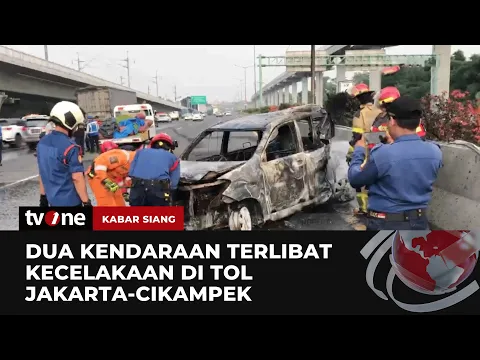 Minibus Terbakar Usai Ditabrak Mobil Pikap di Tol Jakarta-Cikampek