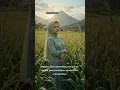 Lagu gadis berjalan di tengah sawah