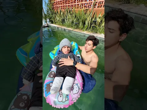 CUANDO ENSEÑAS A NADAR A TU HERMANITO!