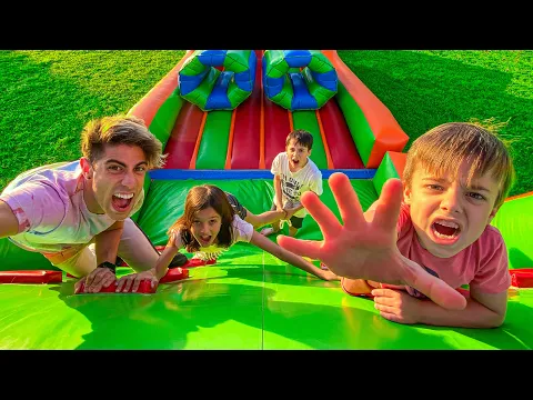 Download MP3 JUGAMOS CARRERAS EN INFLABLE GIGANTE !!