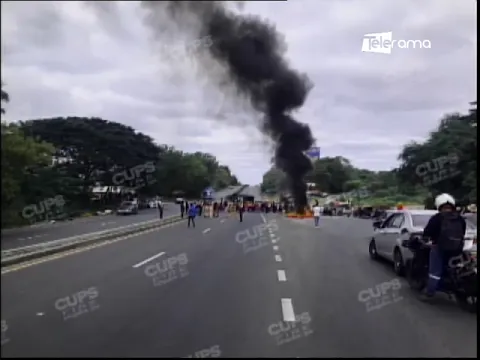 Manifestantes cierran un tramo de la vía Jujan - Babahoyo