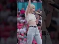 Hayley Williams reminds us of Freddie Mercury at Wembley stadium