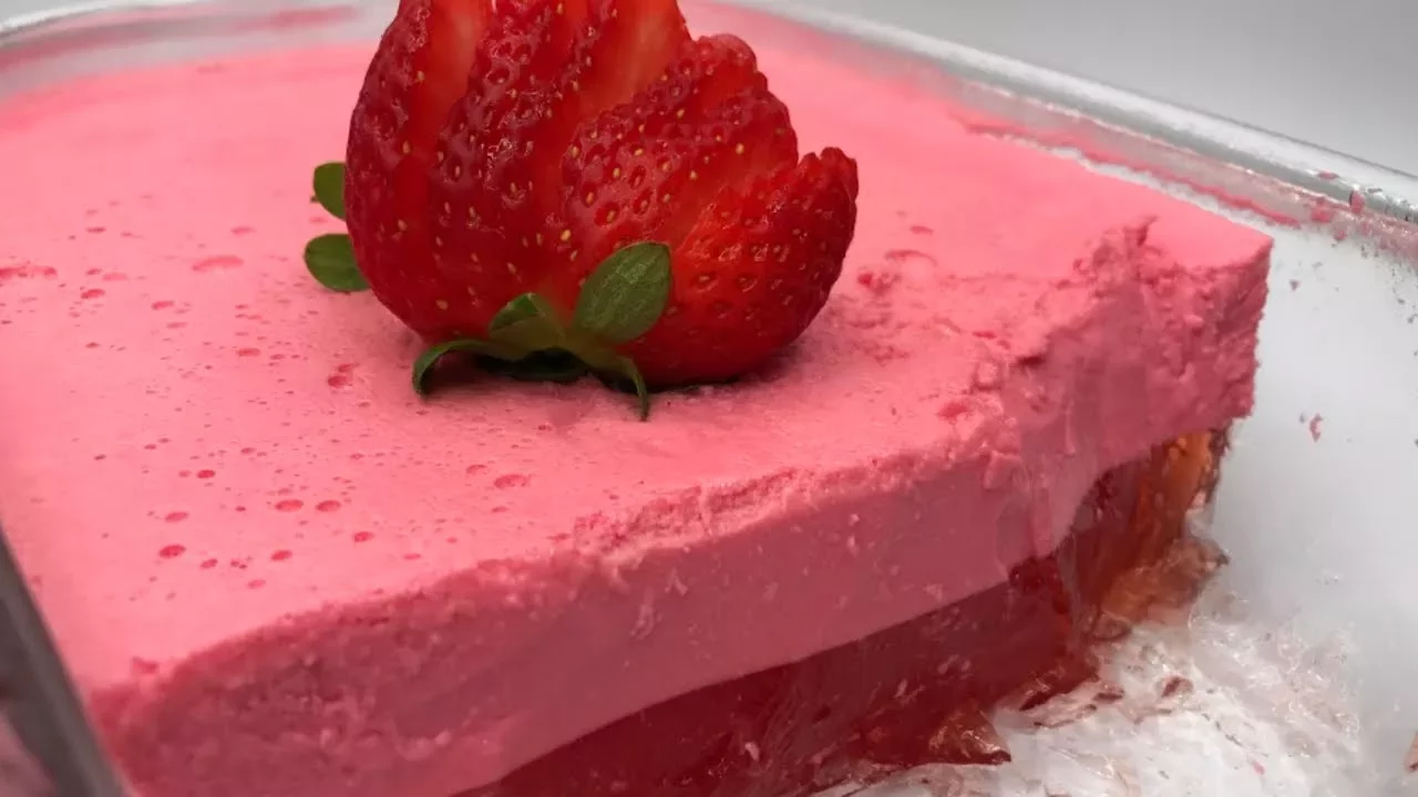 GELATINA COLORIDA COM CREME DE LEITE CONDENSADO. 