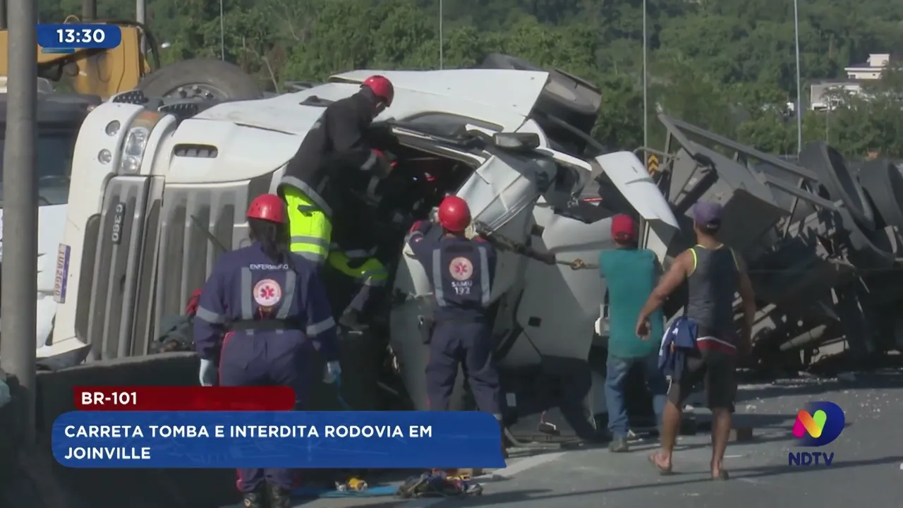 BR-101: carreta tomba e interdita rodovia em Joinville