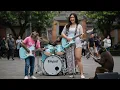 Download Lagu Viral Monkey Playing Guitar in Bali's Alun Alun, Indonesia