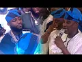 Lagu Davido en K1 De Ultimate op het podium tijdens de bruiloft van de zoon van gouverneur Adeleke