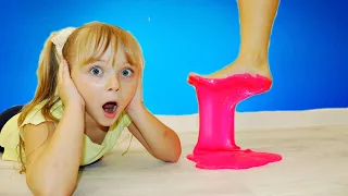 Маргарита создает слайм с косметики