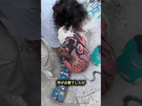 スケートパークの頂点に飾られた驚きの像 🗿🛹